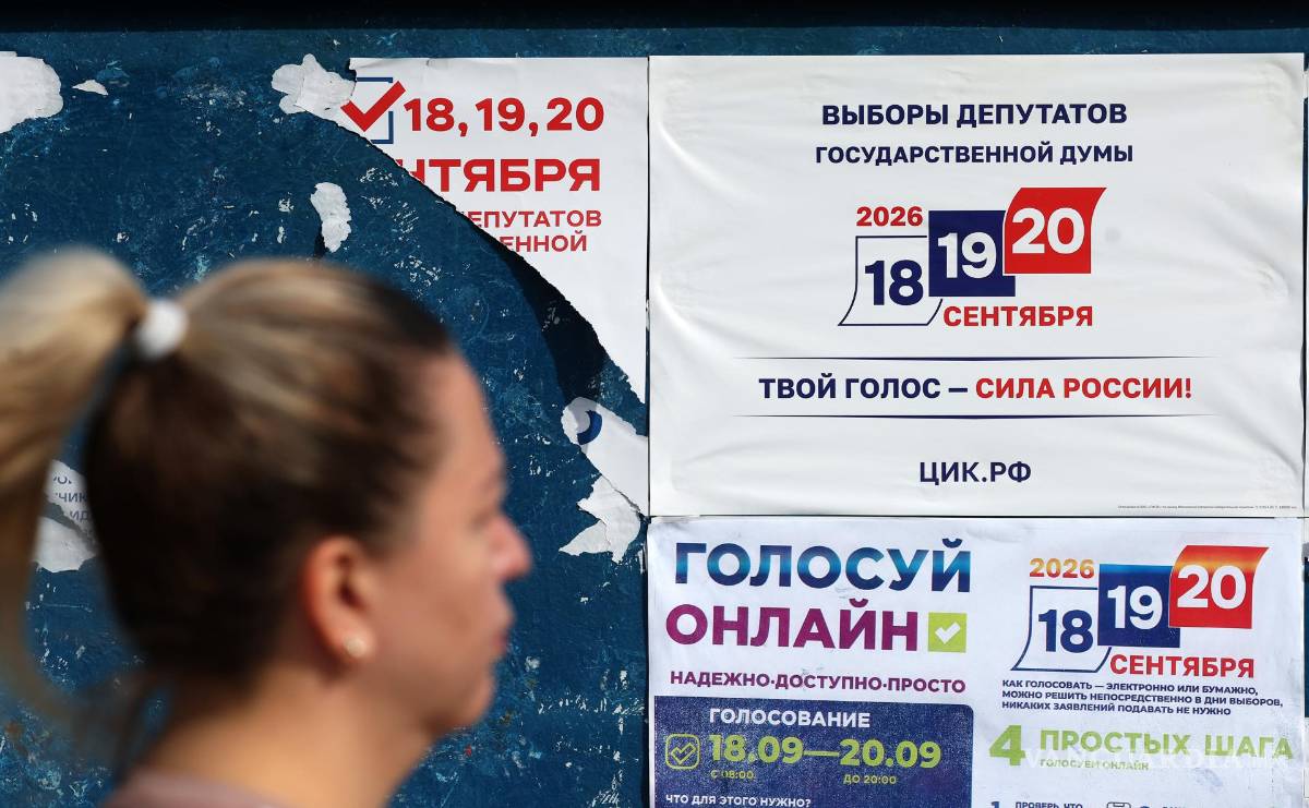 $!Una mujer pasa junto a un cartel que anuncia las próximas elecciones legislativas en Moscú, Rusia.