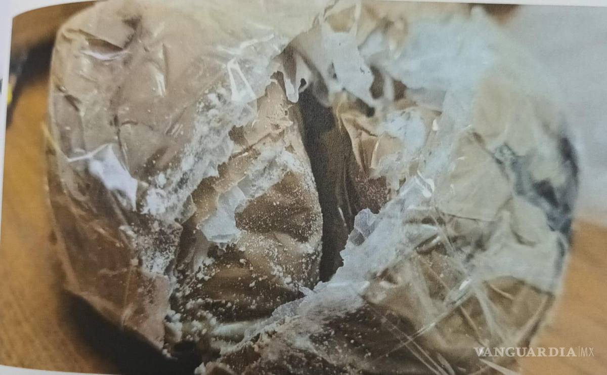 $!Paquetes de metanfetamina y cocaína incautados durante la operación contra el tráfico de drogas.