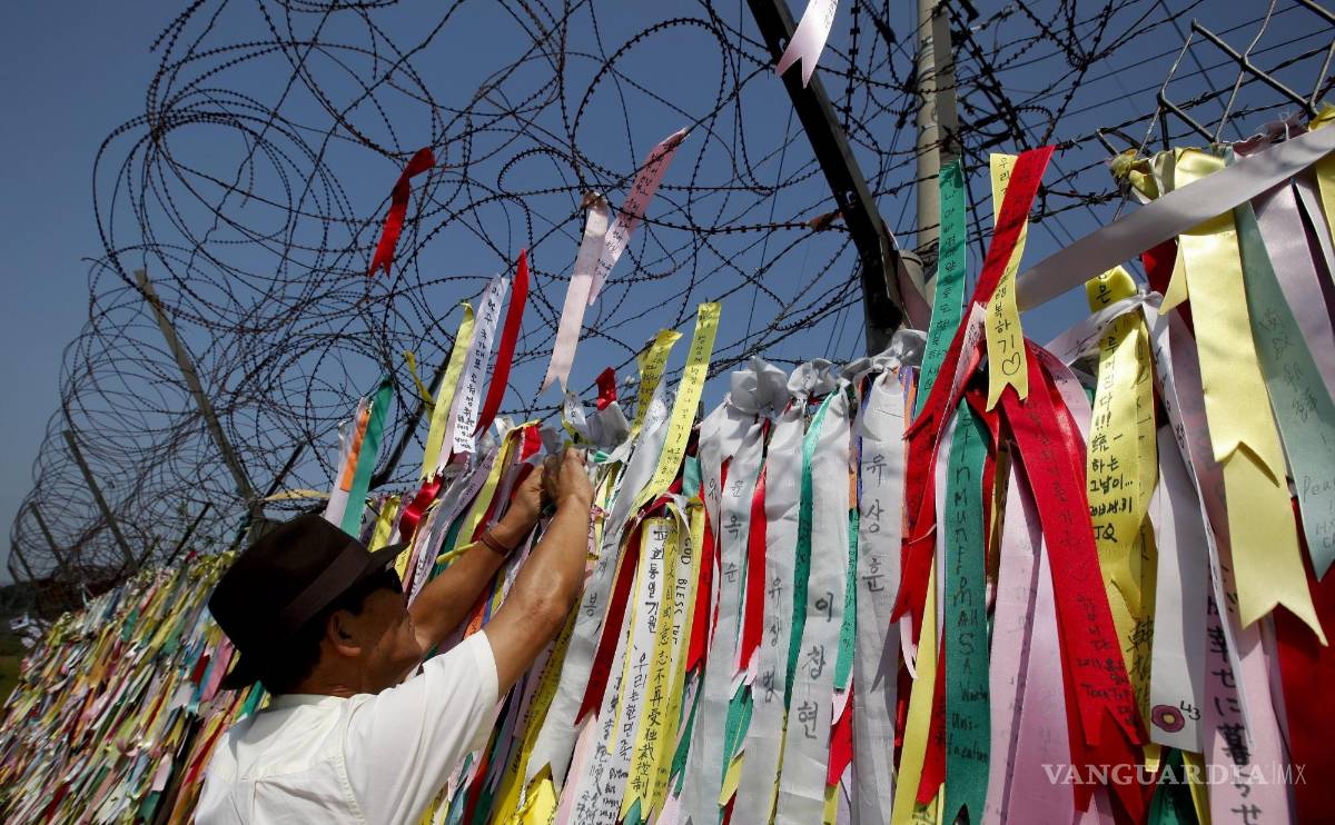 $!Un surcoreano desplazado pone una cinta este, jueves 19 de septiembre con motivo de la celebración del Chuseok en Paju (Corea del Sur). EFE/Jeon Heon-Kyun