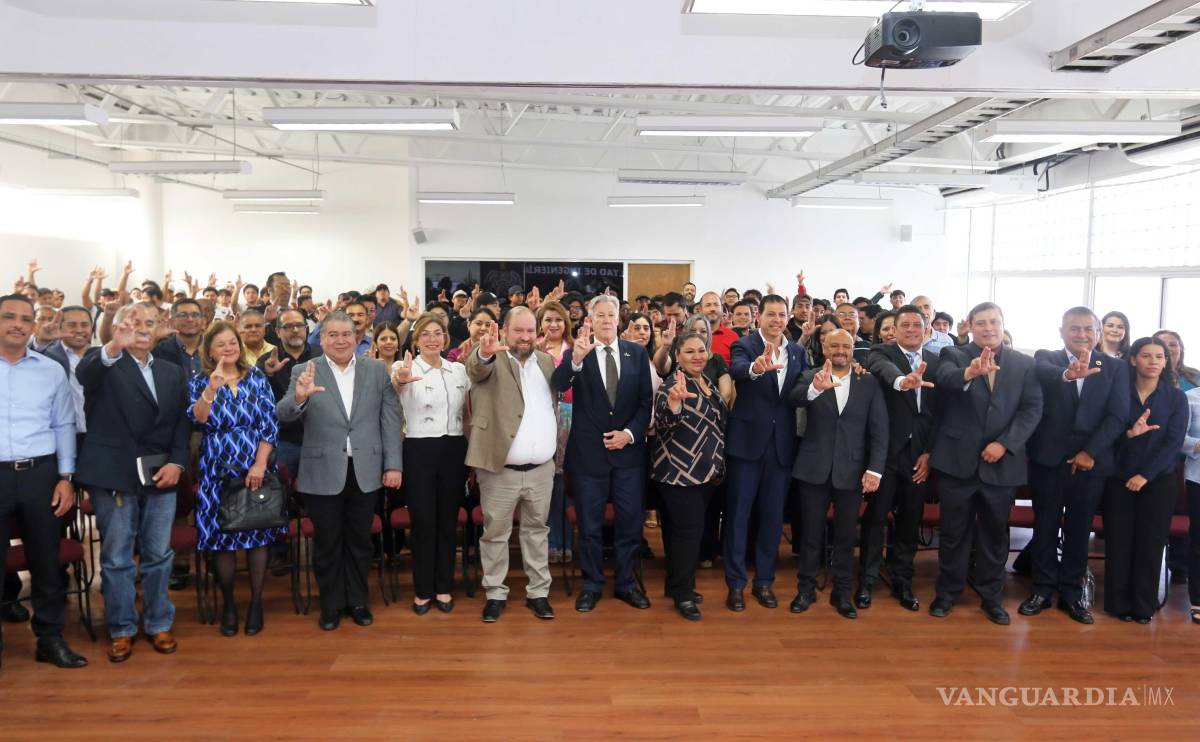 $!La ceremonia reunió a autoridades universitarias, docentes, estudiantes y representantes del sector empresarial de la región Sureste.
