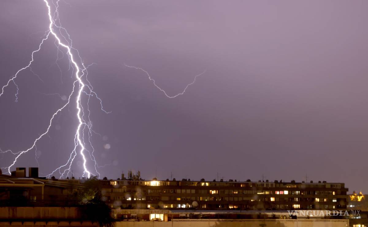 $!Un relámpago ilumina el cielo sobre un edificio residencial en Belgrado. Una tormenta de supercélulas golpeó el norte de Serbia, causando daños materiales.