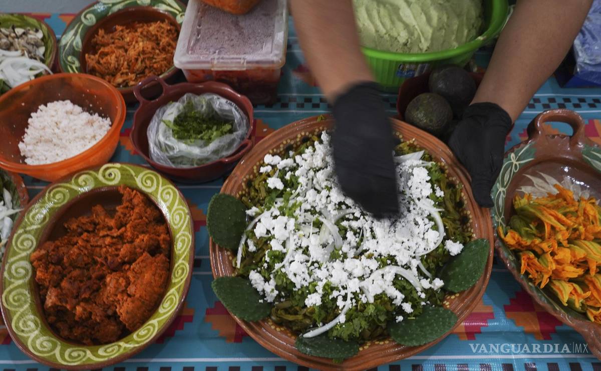 $!Un vendedor prepara un plato con nopales, cebolla y cilantro en la Feria de Comida Prehispánica en la alcaldía Iztapalapa de la Ciudad de México,.