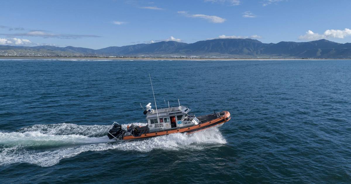 Rescatan a 28 menores de embarcación interceptada en altamar cerca de Sinaloa