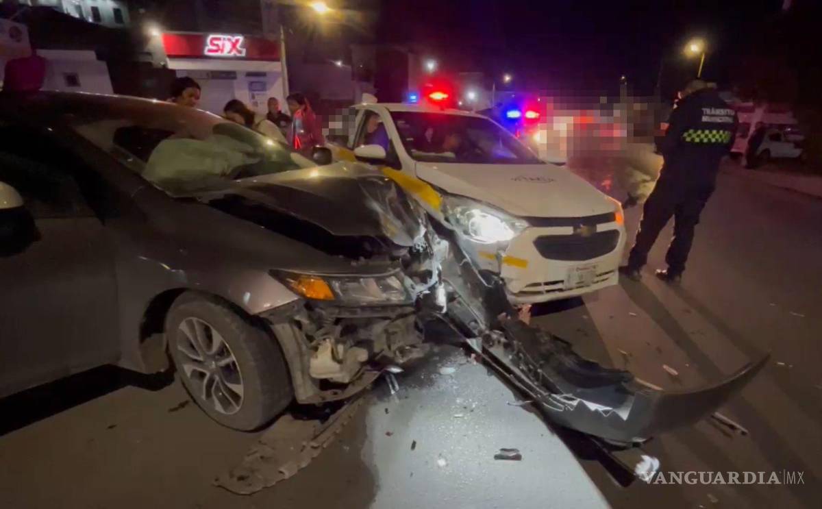$!Elementos de Tránsito Municipal acudieron al sitio para retirar las unidades y liberar la vialidad.