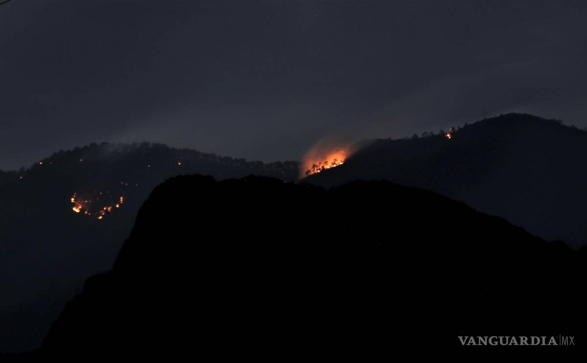 $!Saltillo, Coahuila 14 de mayo de 2022. Continúa avanzando el incendio del Cañón de San Lorenzo.
