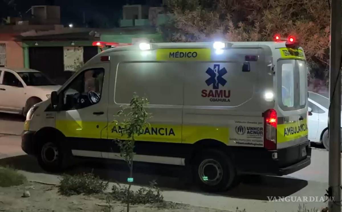 $!Paramédicos brindaron atención prehospitalaria al joven lesionado, quien presentaba múltiples golpes en la cabeza y diversas partes del cuerpo, por lo que fue trasladado a un hospital para recibir atención médica especializada.