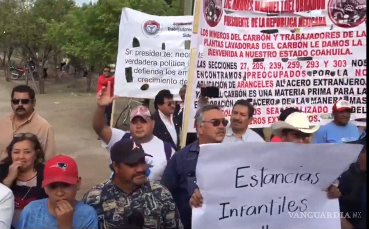 $!Se manifiestan más de 200 personas en evento de AMLO en Saltillo