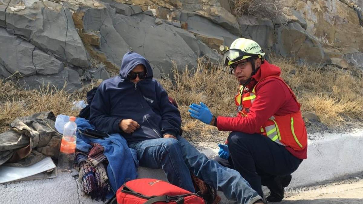 Trailero se salva al volcar en la carretera Saltillo-Monclova