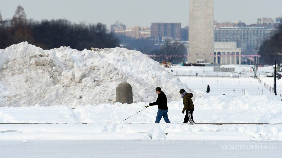 Cierre de gobierno de EU cumple dos días por tormenta de nieve