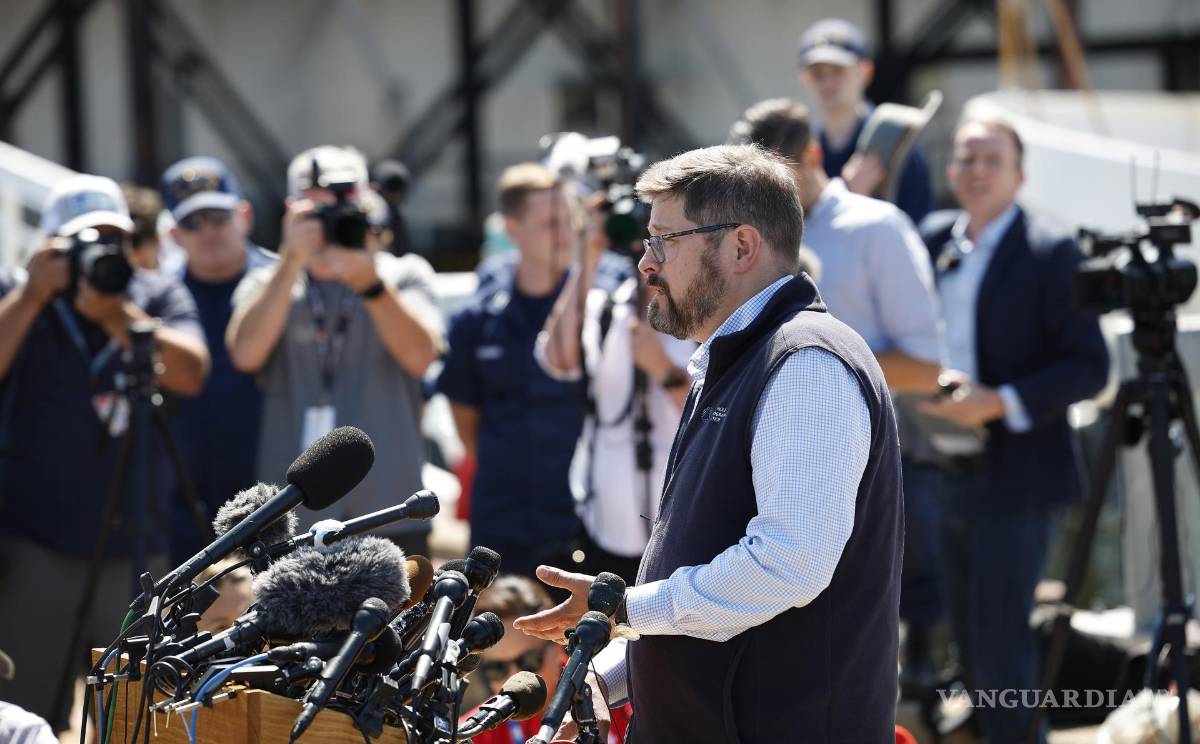 $!Carl Hartsfield del Instituto Wood Hole informa sobre la búsqueda en curso de un sumergible en el muelle de la Base de la Guardia Costera de Boston.