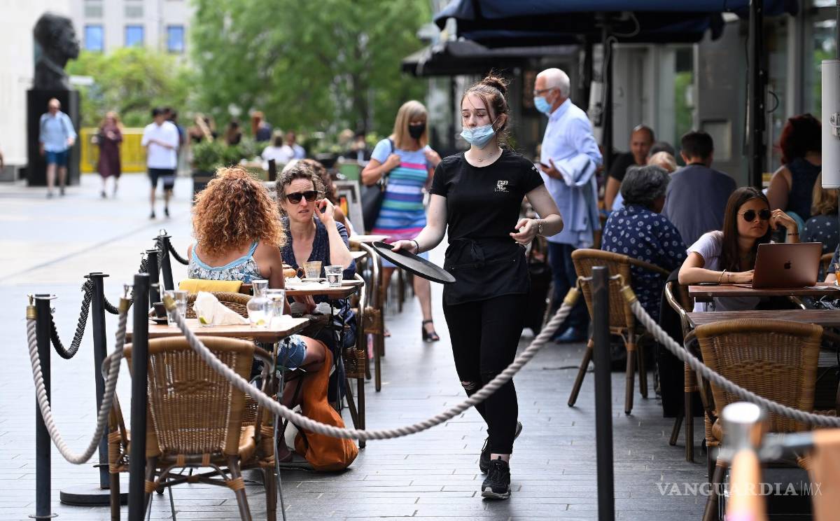 $!Imagen de la terraza de un restaurante de Londres. La reconocida arquitecta Carolyn SteelSteel invita a reflexionar sobre lo que comemos y cuánto desperdiciamos, la energía que consumimos y cómo la desechamos. EFE/EPA/Andy Rain