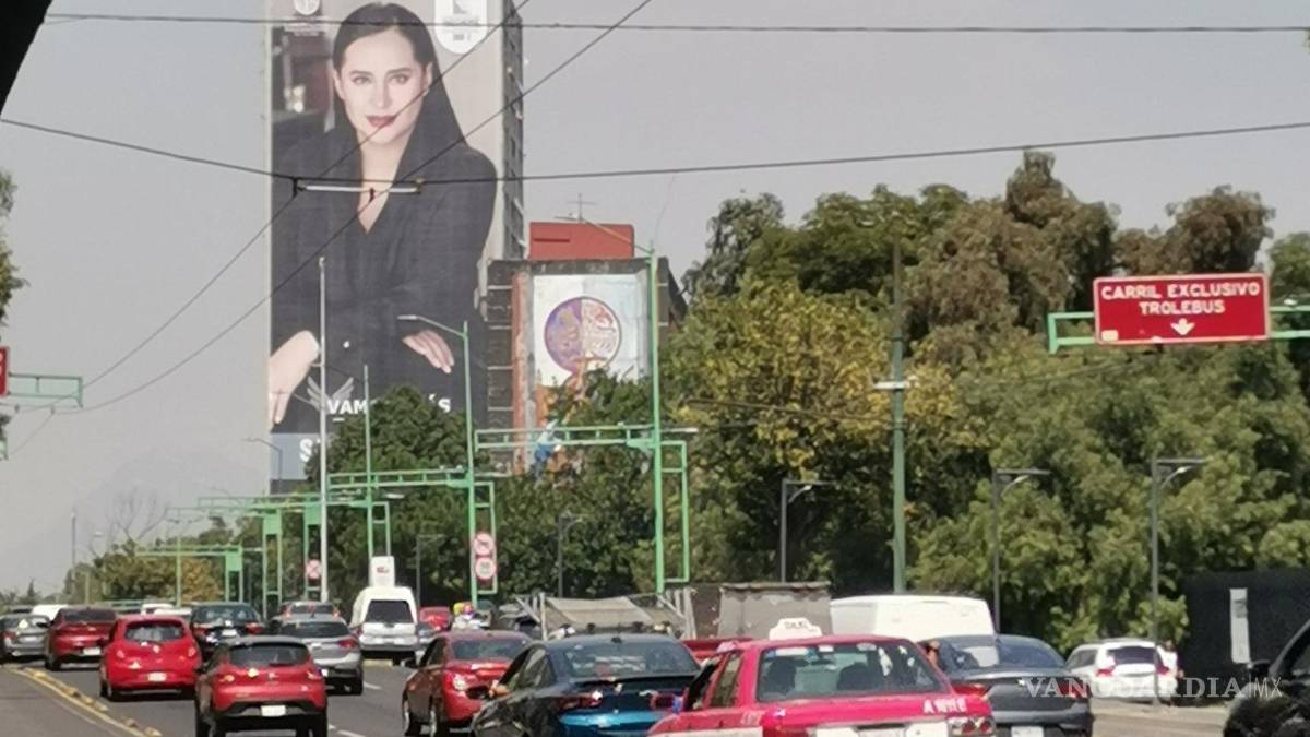 Con memes y críticas tunden a Sandra Cuevas por enorme espectacular en la CDMX