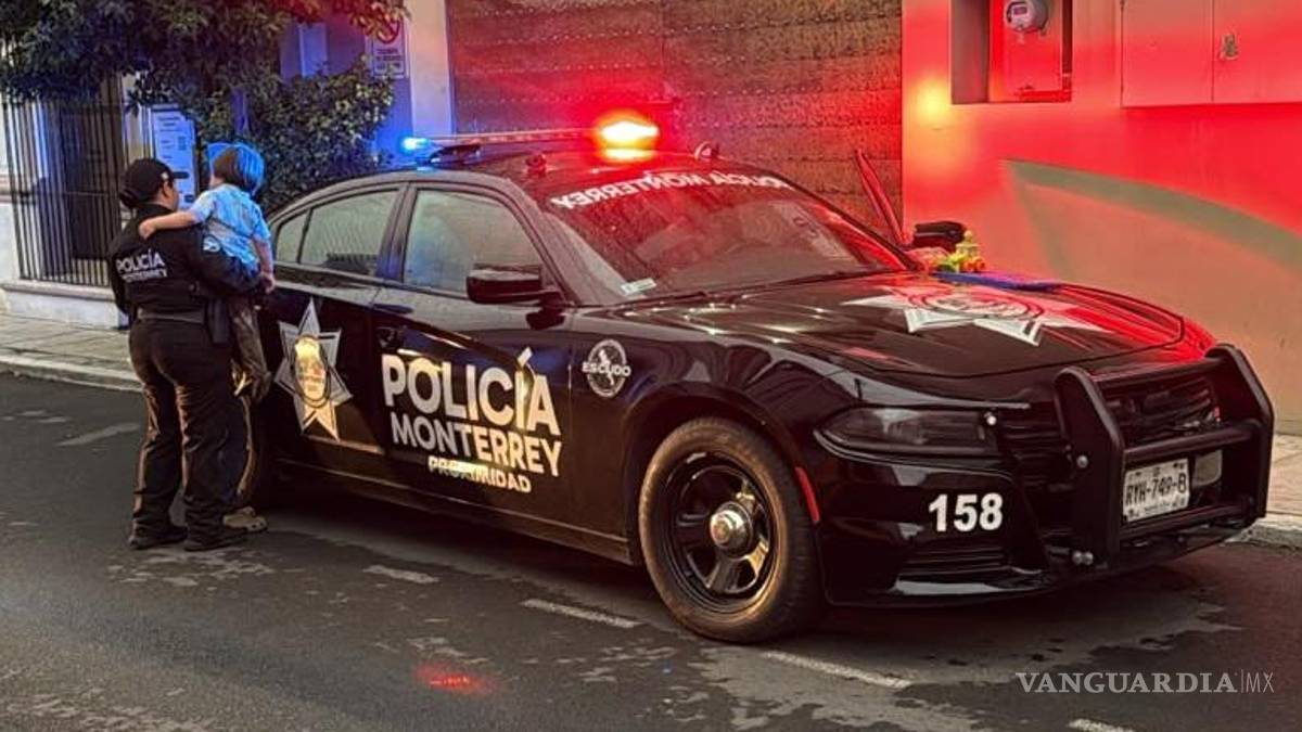 Mujer abandona a sus hijos de 3 y 10 años en estacionamiento de Monterrey