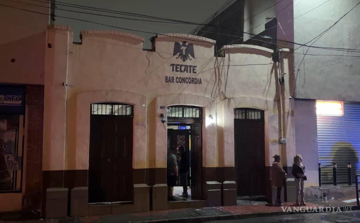 $!La fachada del bar Concordia, en el primer cuadro de Saltillo, donde se originó la agresión. El establecimiento continuó operando pese a la intervención de las autoridades.