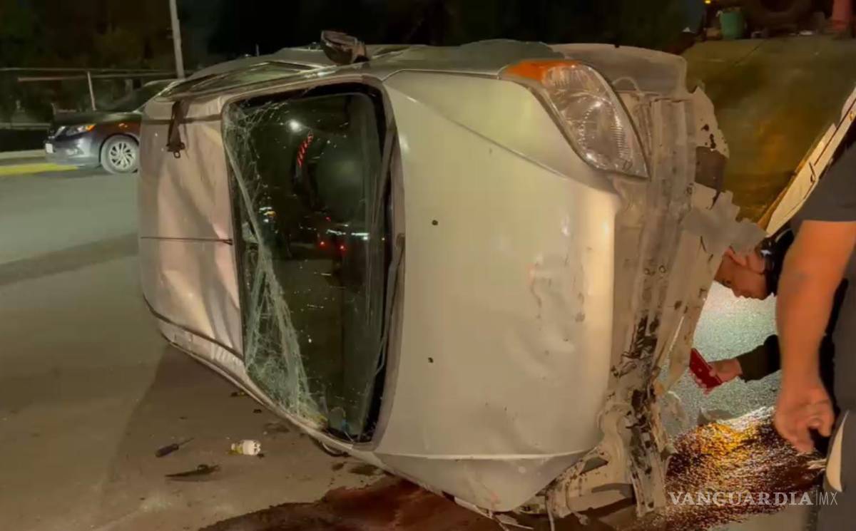 $!El percance provocó severos daños materiales en la unidad, aunque el conductor logró salir por su propio pie.