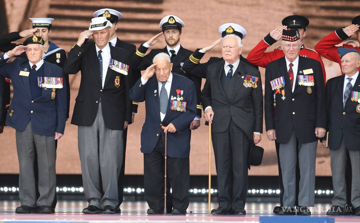 $!Isabel II y Trump honran a los veteranos del desembarco de Normandía en su 75 aniversario