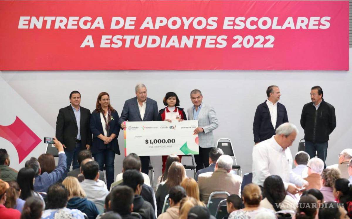 $!Entregan Chema Fraustro y Miguel Riquelme apoyos a estudiantes de Saltillo con discapacidad