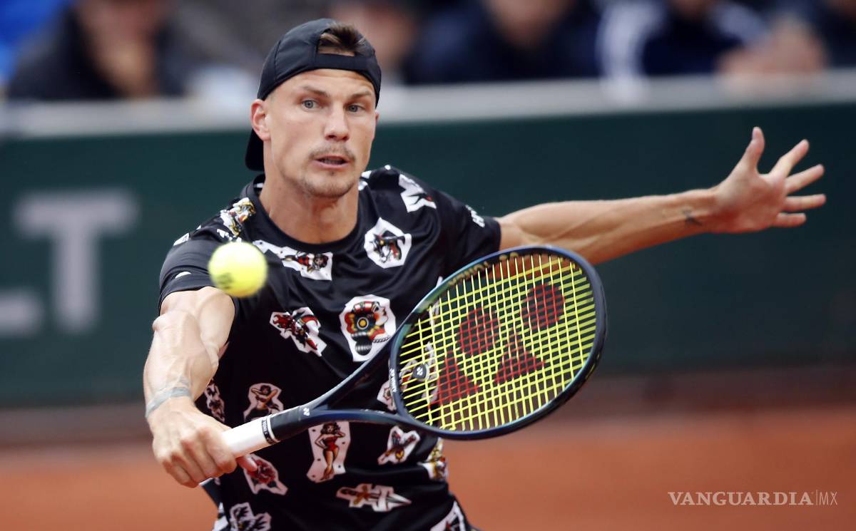 $!Marton Fucsovics de Hungría juega con Geoffrey Blancaneaux de Francia en su partido de primera ronda de hombres en Roland Garros en París, Francia.