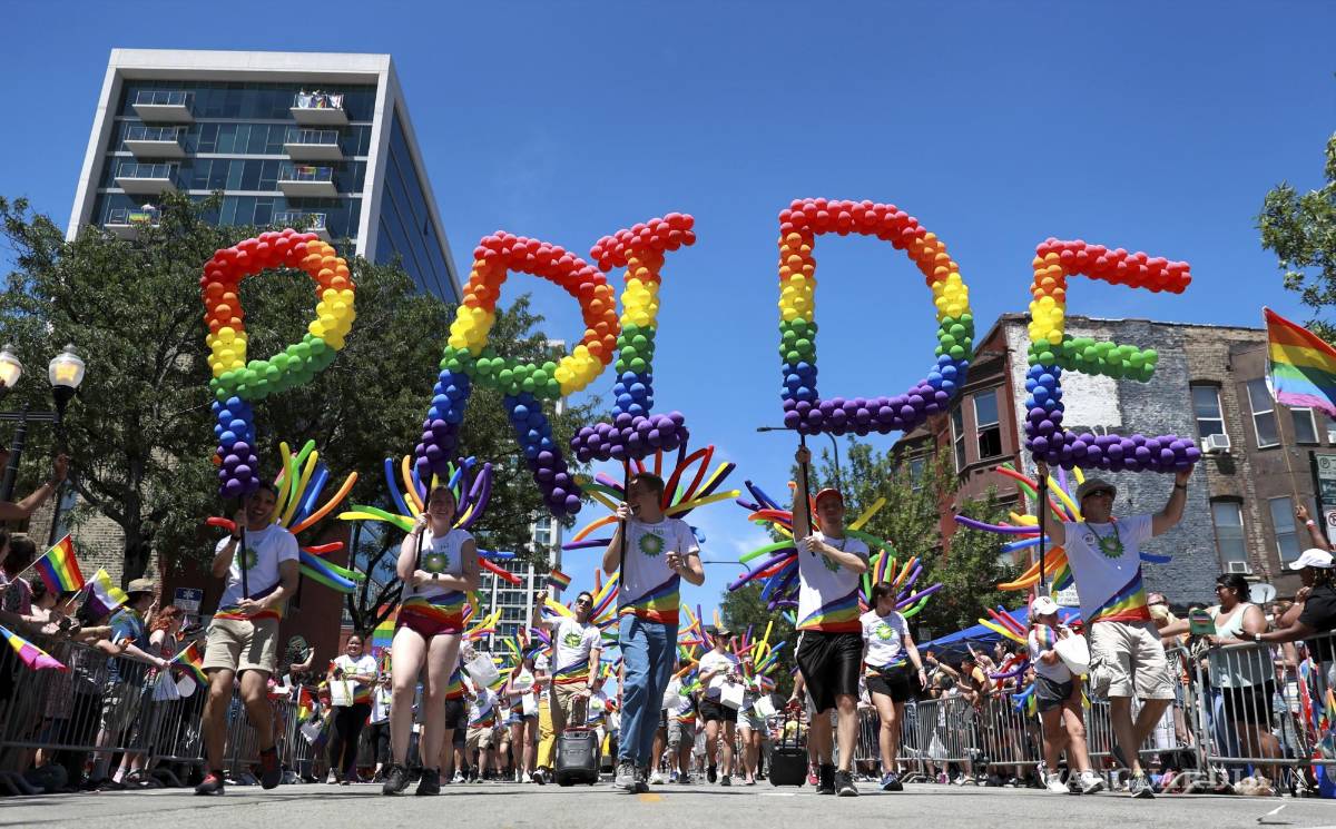 $!Globos con la forma de la palabra “Orgullo” se llevan durante el Desfile del Orgullo Gay en el lado norte de Chicago.