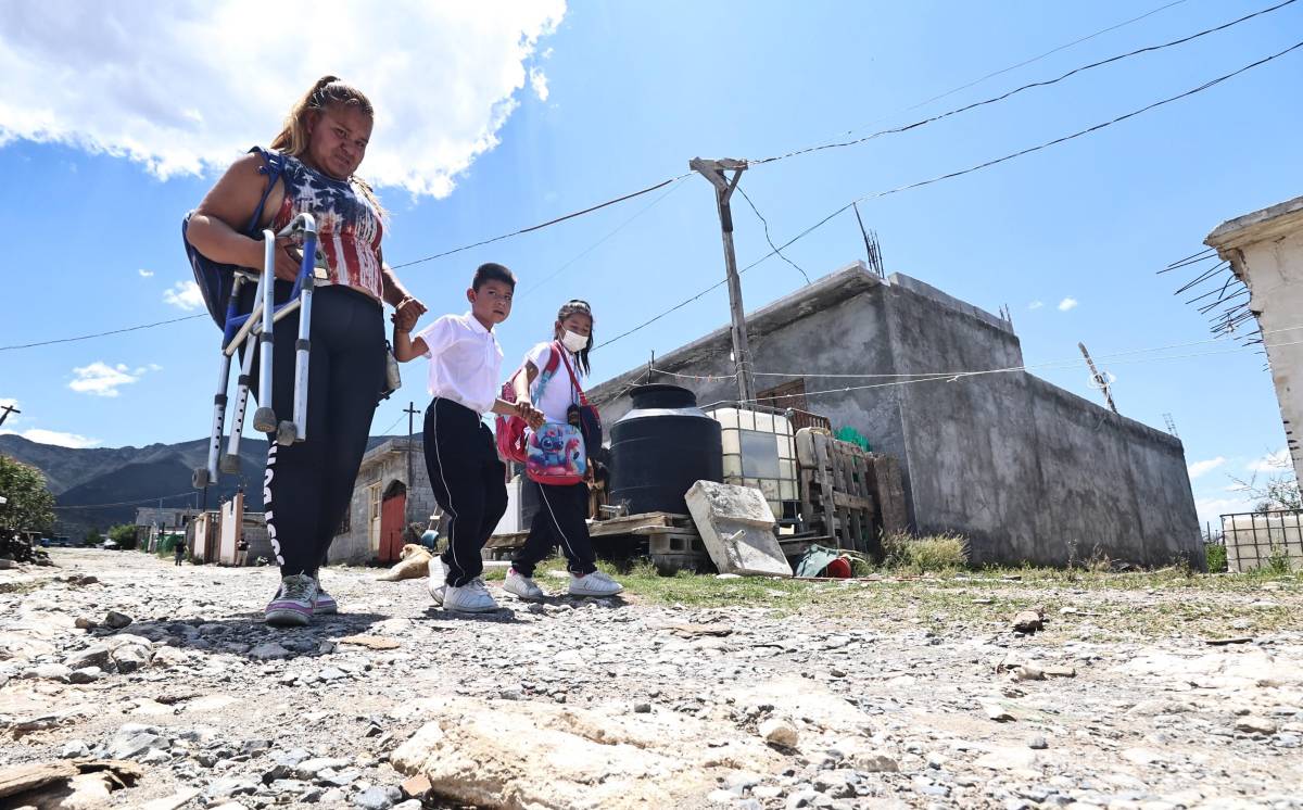 $!Aunque la distancia es de 1.5 km, el trayecto se complica por la falta de pavimentación.