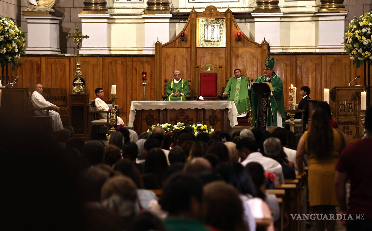 $!Fieles y miembros del clero acudieron a la Catedral de Saltillo para el arranque de las actividades pastorales.