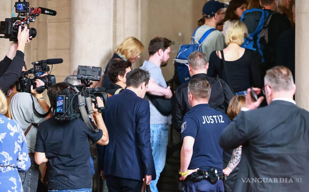 $!Los periodistas entran en la sala del tribunal antes del inicio del juicio contra el médico de cuidados paliativos Johannes M. en el Tribunal Penal de Moabit en Berlín.