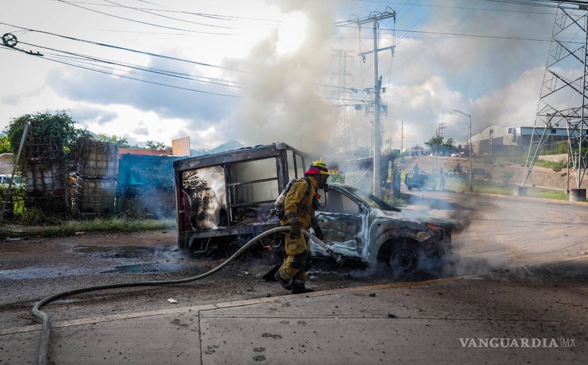 $!Durante la mañana de este miércoles 11 de septiembre, dos vehículos fueron despojados y posteriormente incendiados en la zona conocida como Costerita y la Prolongación Álvaro Obregón. Ambos vehículos fueron colocados para obstruir el acceso.