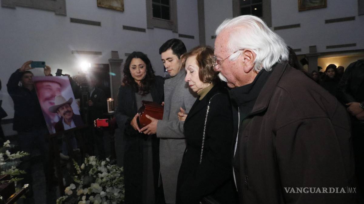 $!Dan familiares y amigos último adiós a Armando Guadiana