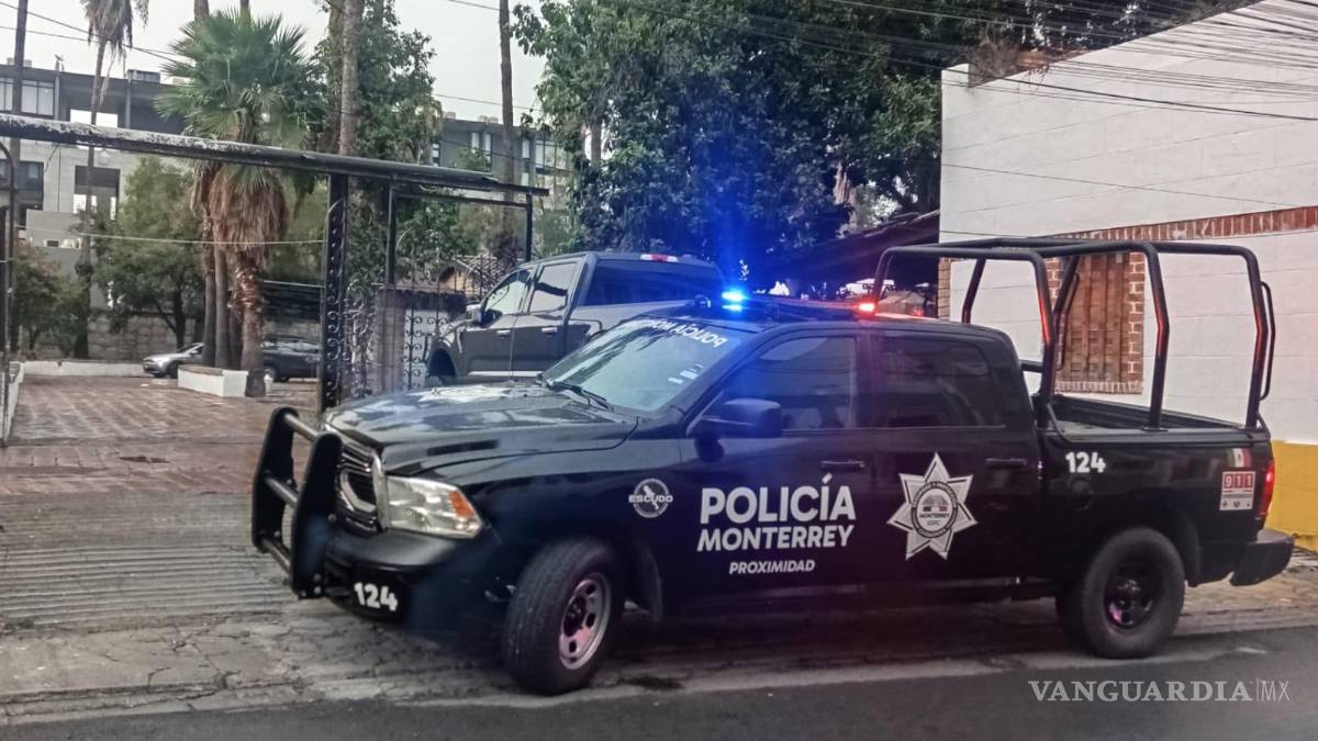 Mujer abandona a sus hijos de 3 y 10 años en estacionamiento de Monterrey