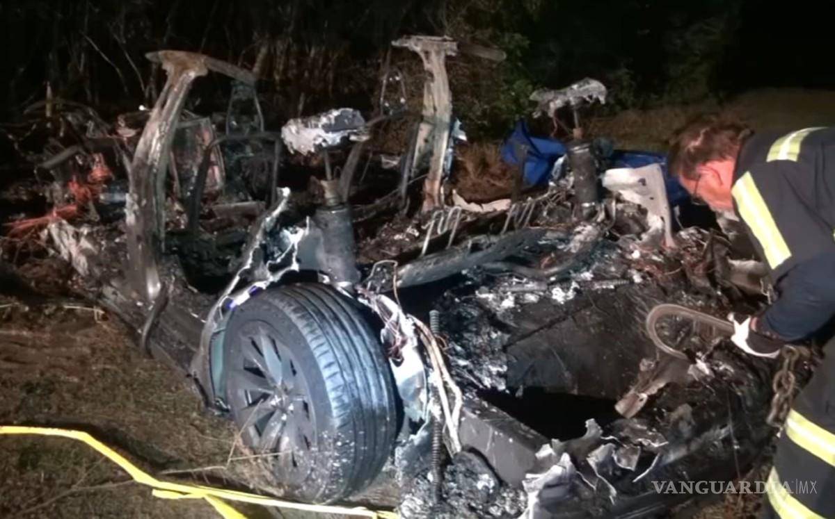 $!Auto Tesla choca sin nadie al volante, mueren dos