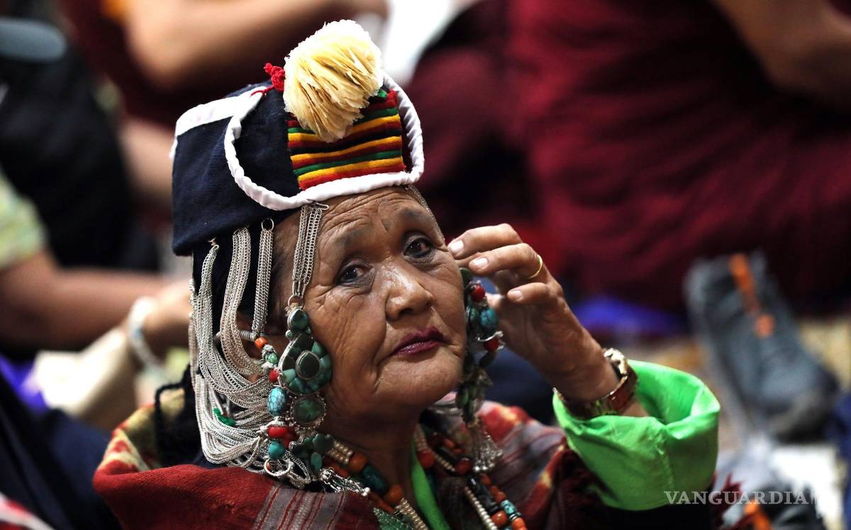$!Una mujer tibetana con un vestido tradicional asiste a una ceremonia de oración por la larga vida del líder espiritual del budismo tibetano, el Dalai Lama.