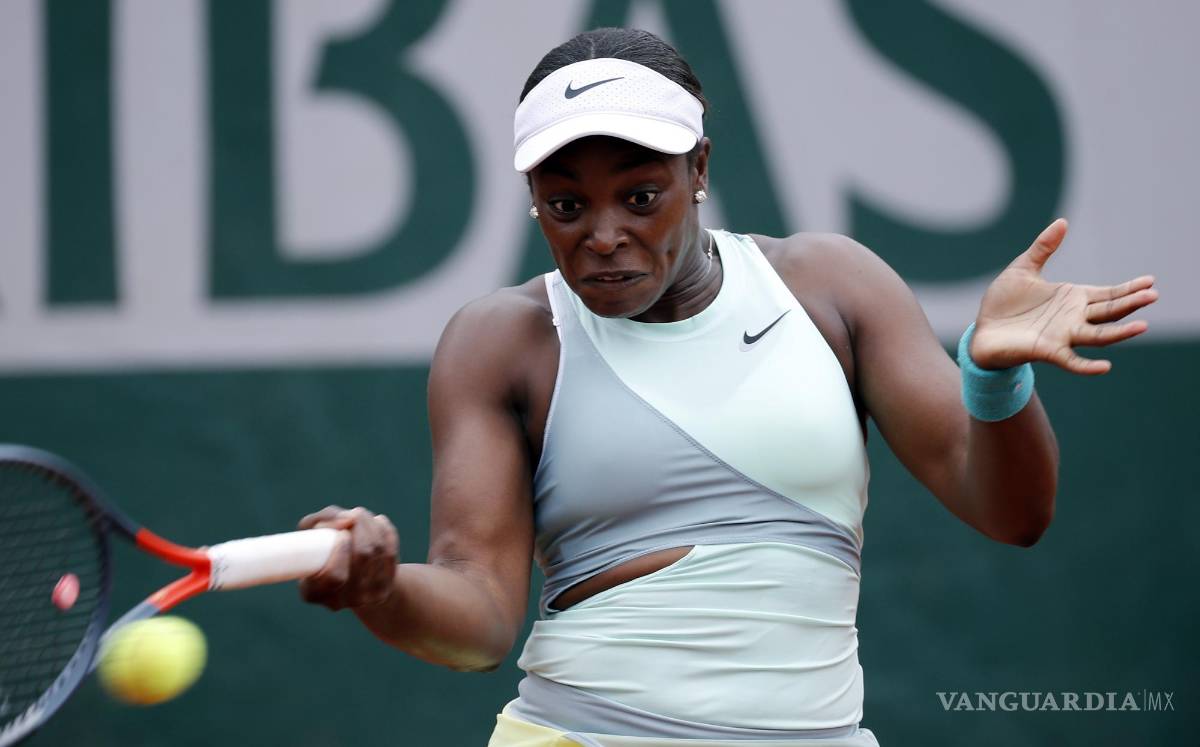 $!Sloane Stephens de EU juega contra Jule Niemeier de Alemania en su partido de primera ronda de mujeres en Roland Garros en París, Francia.