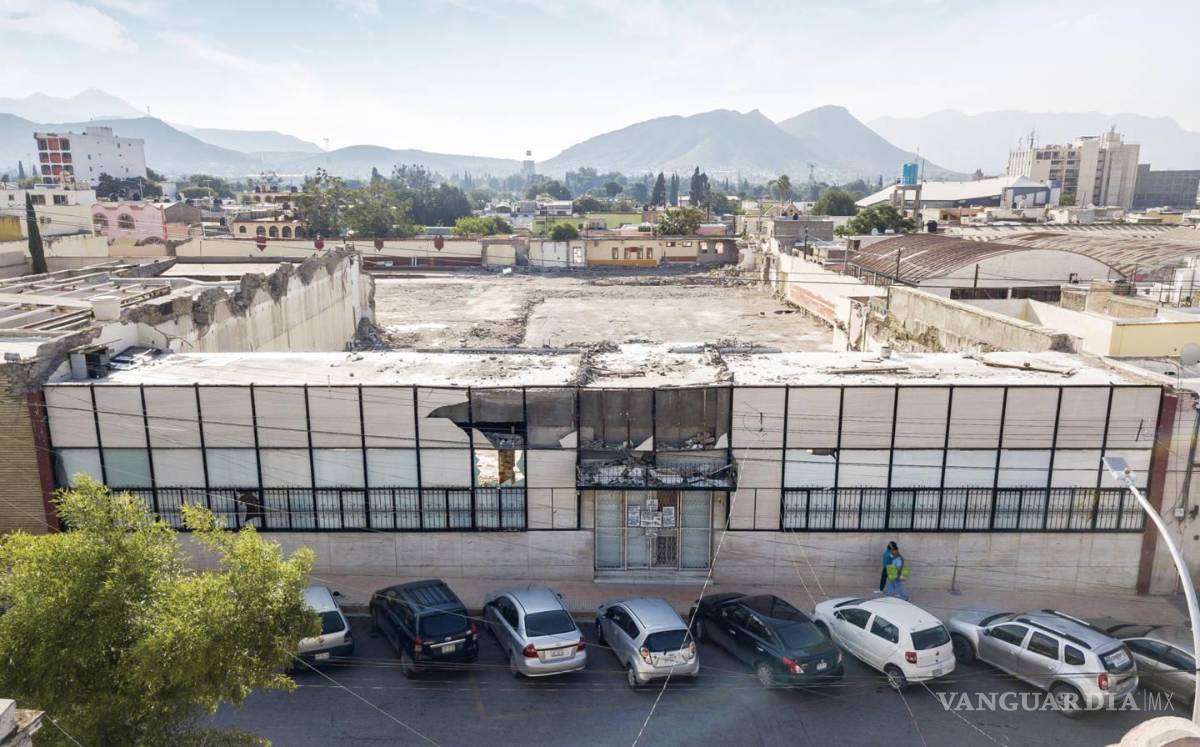 $!Las nubes de polvo al momento del derrumbe del interior pusieron en alerta a los ciudadanos y socios del SMA de que algo estaba sucediendo. Nada pudo frenar la demolición y solo quedó la fachada.