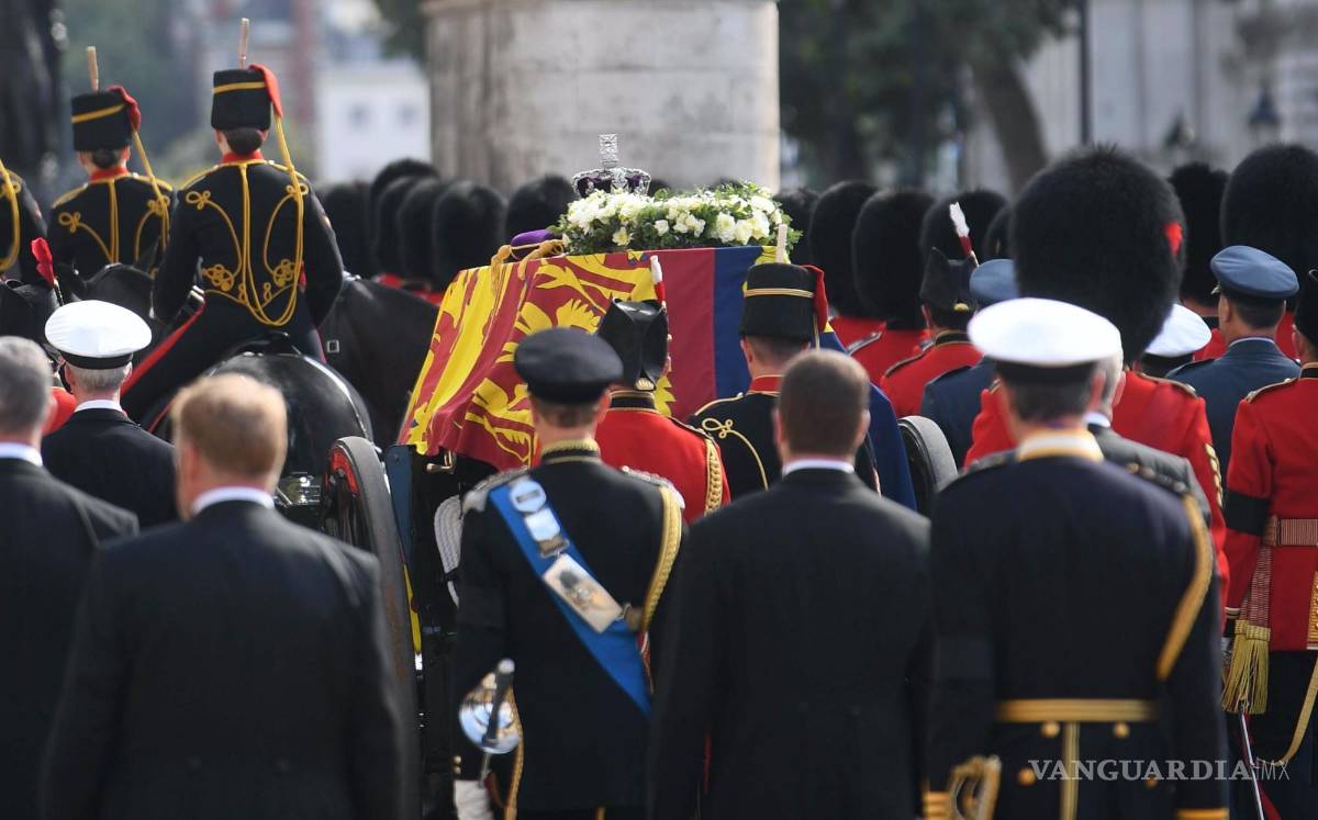 $!El ataúd que con el cuerpo de la reina Isabel II de Gran Bretaña, envuelta en el estandarte real con la Corona del Estado Imperial en la parte superior.