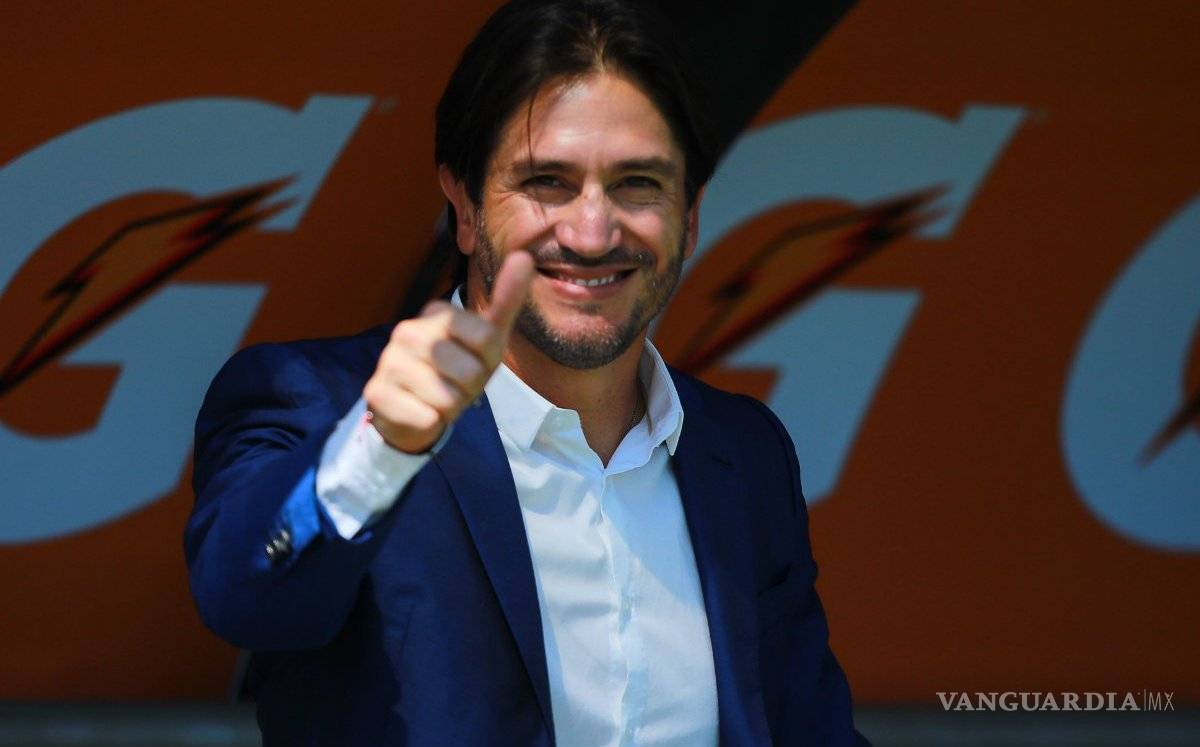 $!Le dedican poema romántico a Marioni en plena entrevista