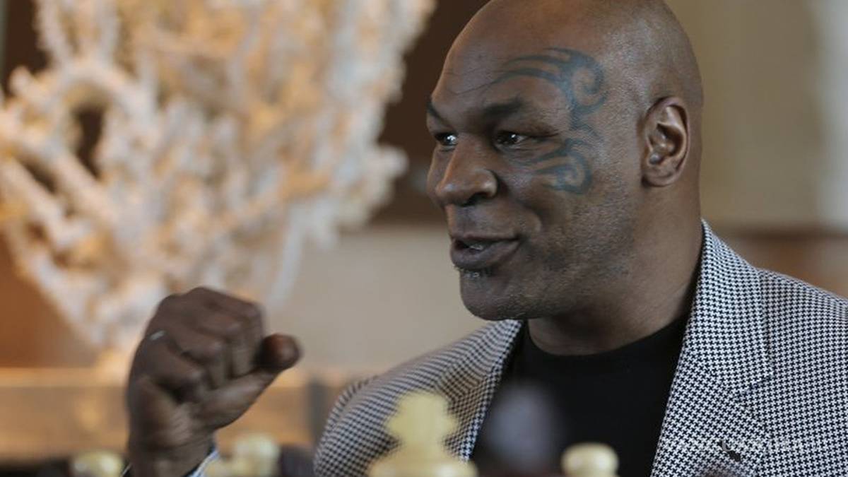 Mike Tyson hace oficial su regerso ante Roy Jones Jr