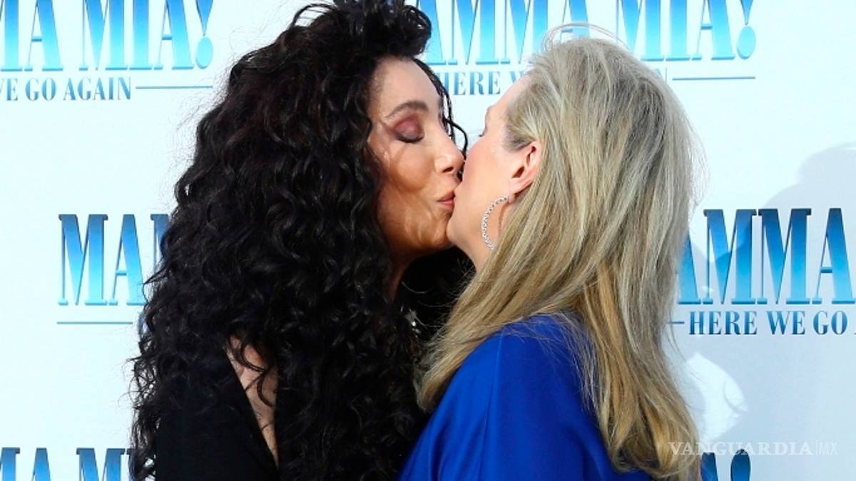 Cher y Meryl Streep se besan para festejar estreno de ‘Mamma Mia! 2’