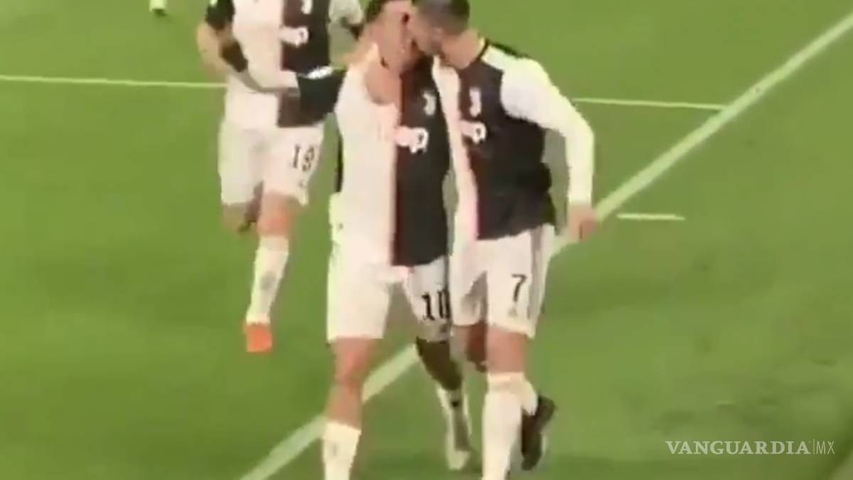 El beso entre Cristiano y Dybala del que hablan en todo el mundo