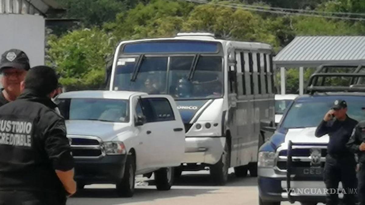 Trasladan a reos de penal de Morelos tras riñas y paro de custodios