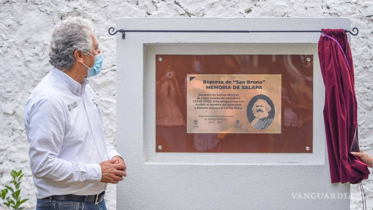 Develan en Xalapa placa dedicada a Karl Marx