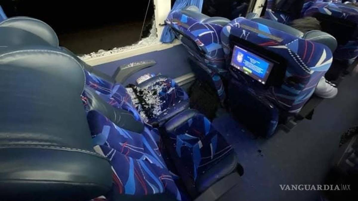 Tras discutir por teléfono, se lanza por ventana de autobús y muere atropellado