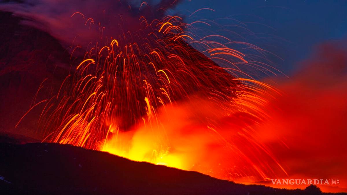 El monte Etna en Italia entra en erupción