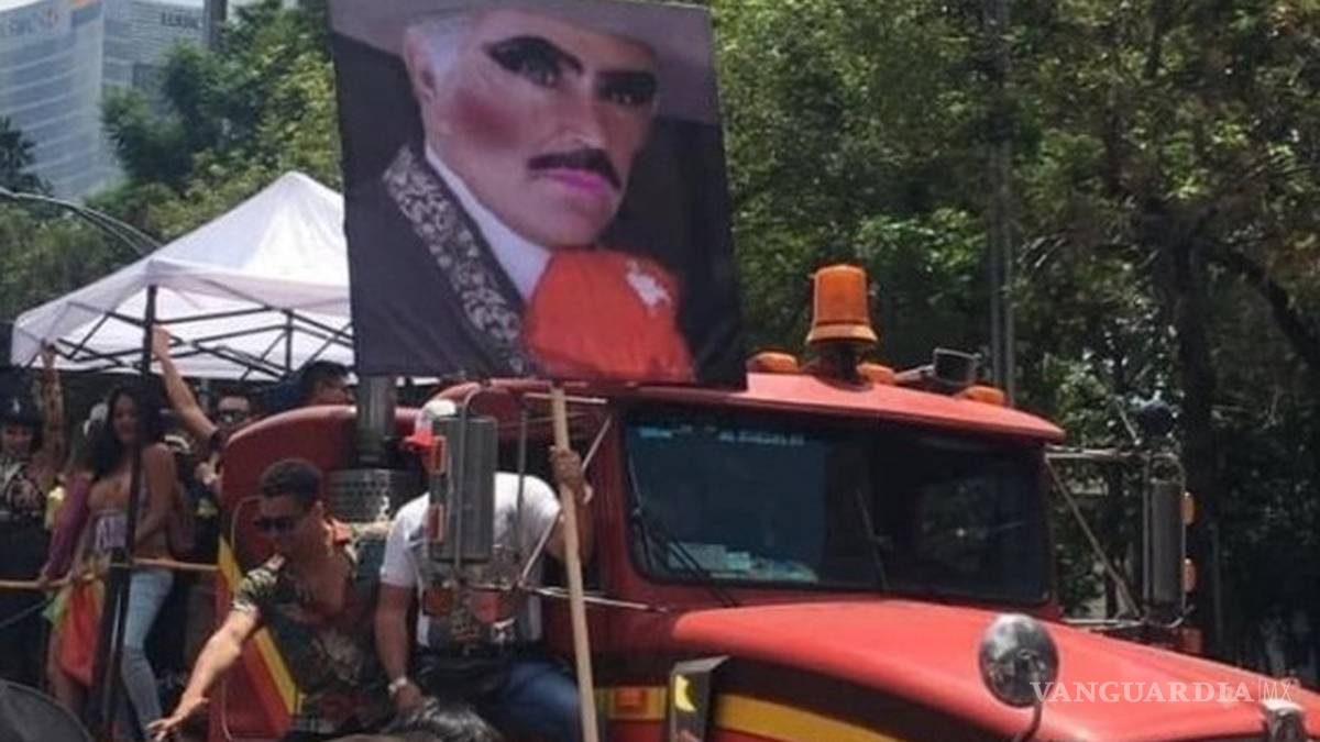 Llevan a la marcha gay a ¡Vicente Fernández"
