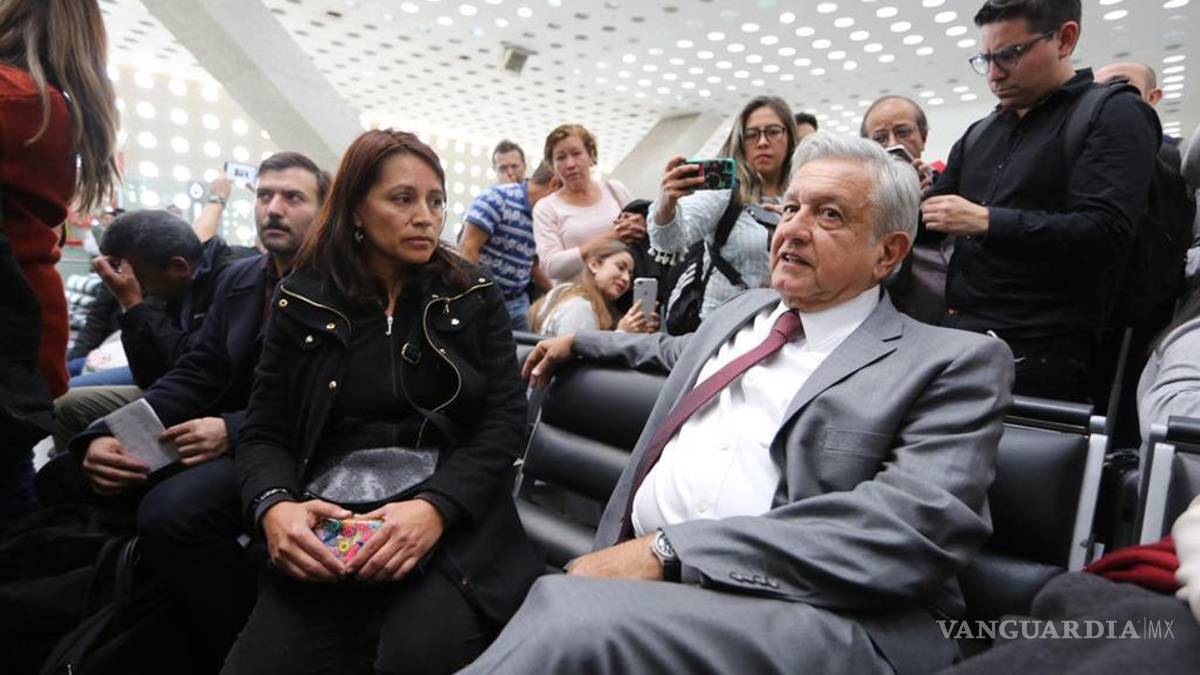 Activista intercepta a AMLO en aeropuerto y pide apoyar a migrantes en Tijuana