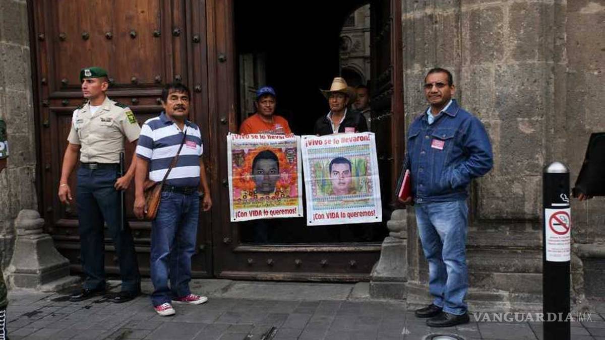 Padres de los 43 se reúnen con titular de FGR