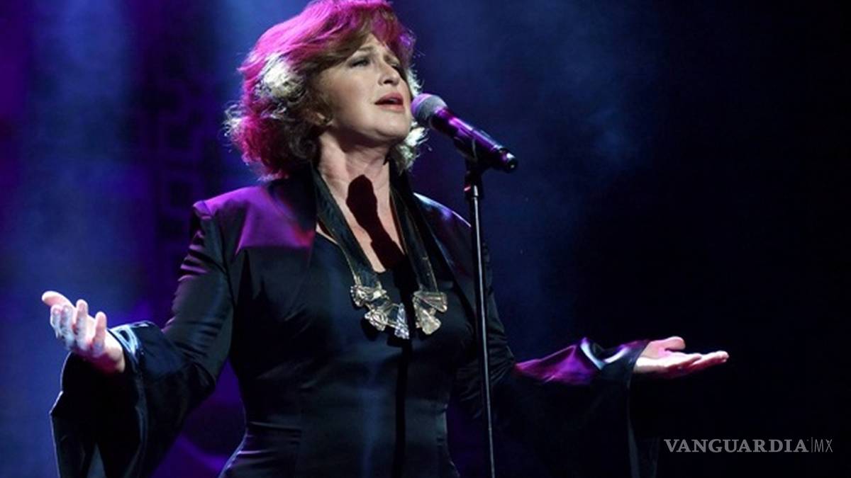 Angélica María da un mal paso y cae sobre una bocina durante concierto