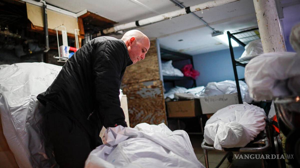 En California funerarias se quedan sin espacio por aumento de casos de COVID-19