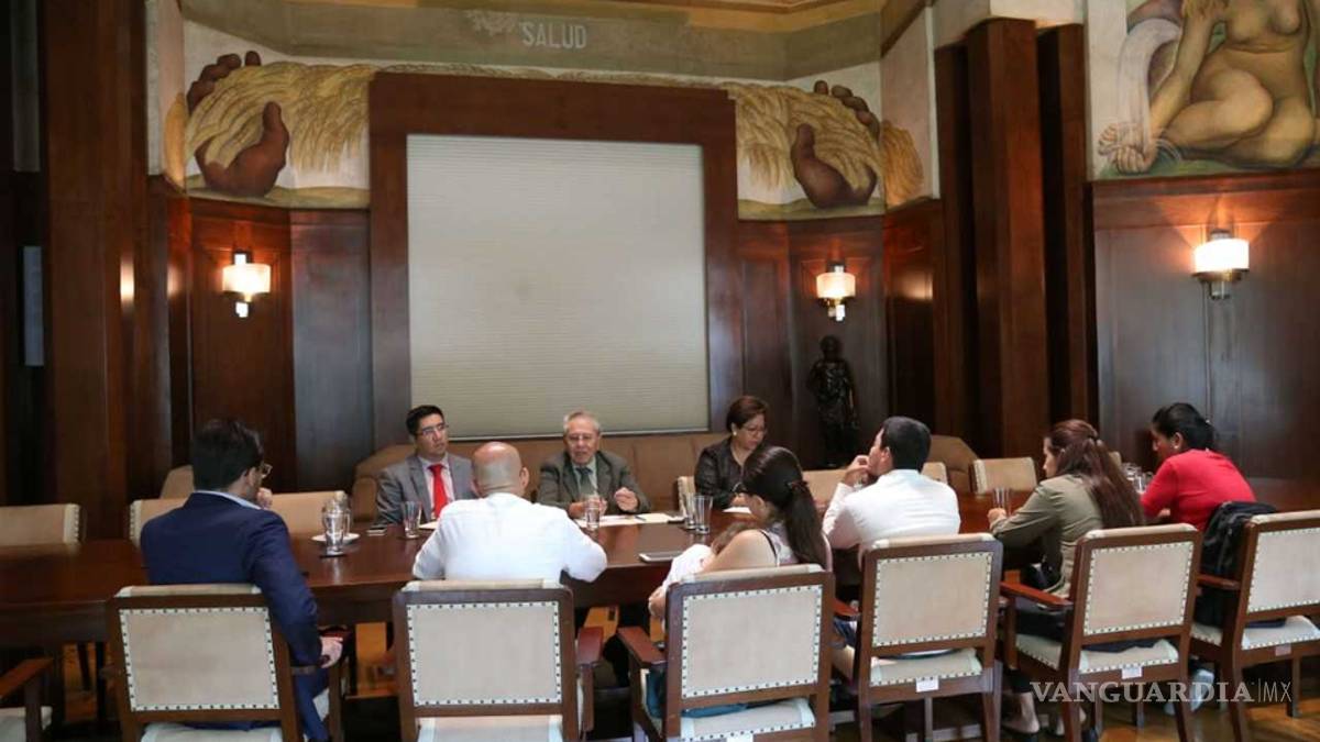 Quimioterapias no son un mejoralito, dice padre de niña con cáncer a secretario de Salud