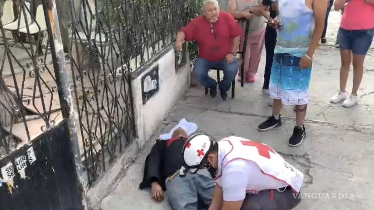 Chocan y tumban a motociclista en Saltillo; se encuentra delicado de salud