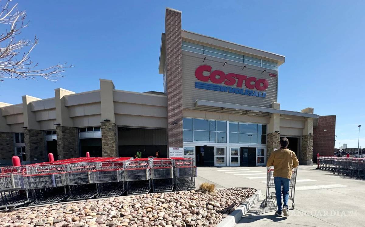 $!Un comprador solitario empuja un carrito hacia la entrada de un almacén de Costco, el 13 de marzo de 2025, en Sheridan, Colorado.